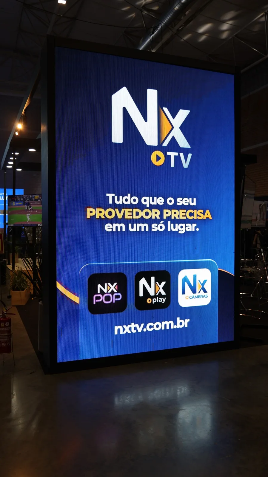 Painel com soluções NXTV no estande