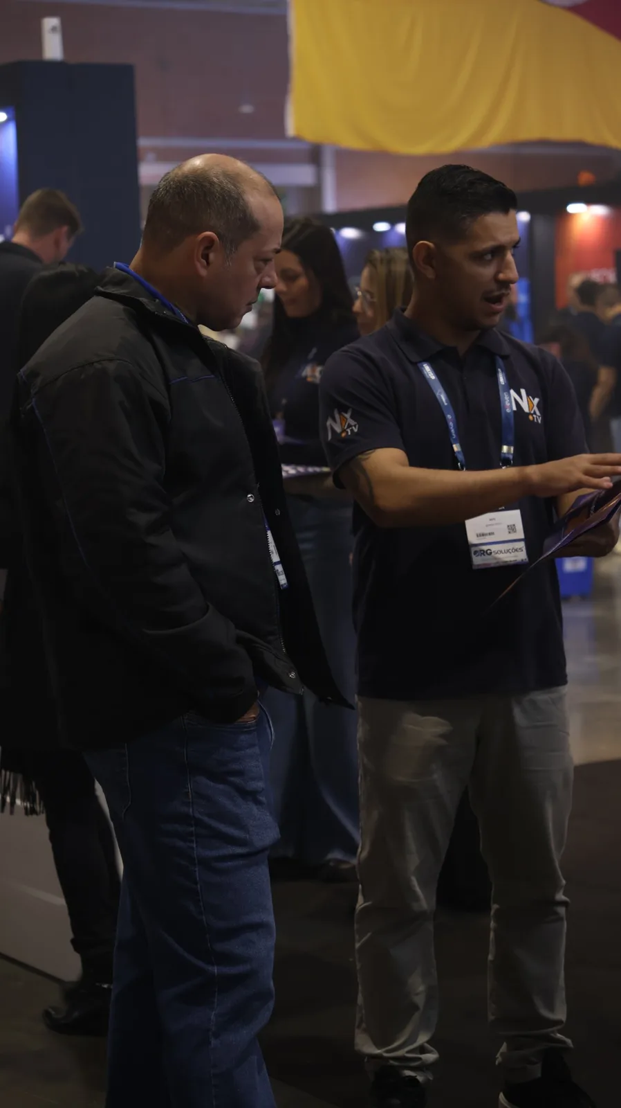 Atendimento e conversa com visitante no evento