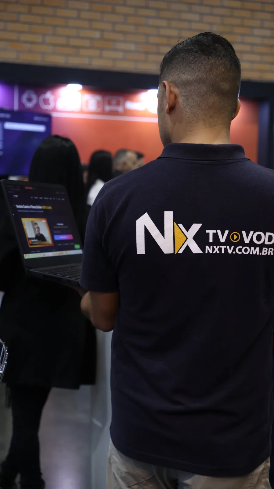Equipe NXTV em demonstração durante o evento