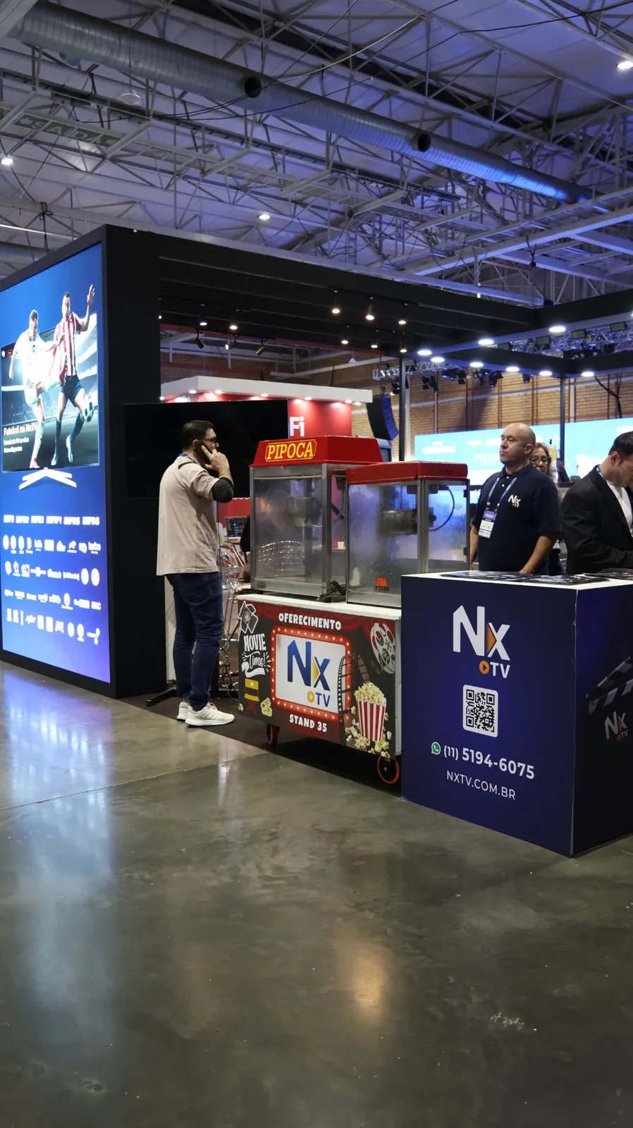 Equipe NXTV apresenta uma solução a visitantes no estande