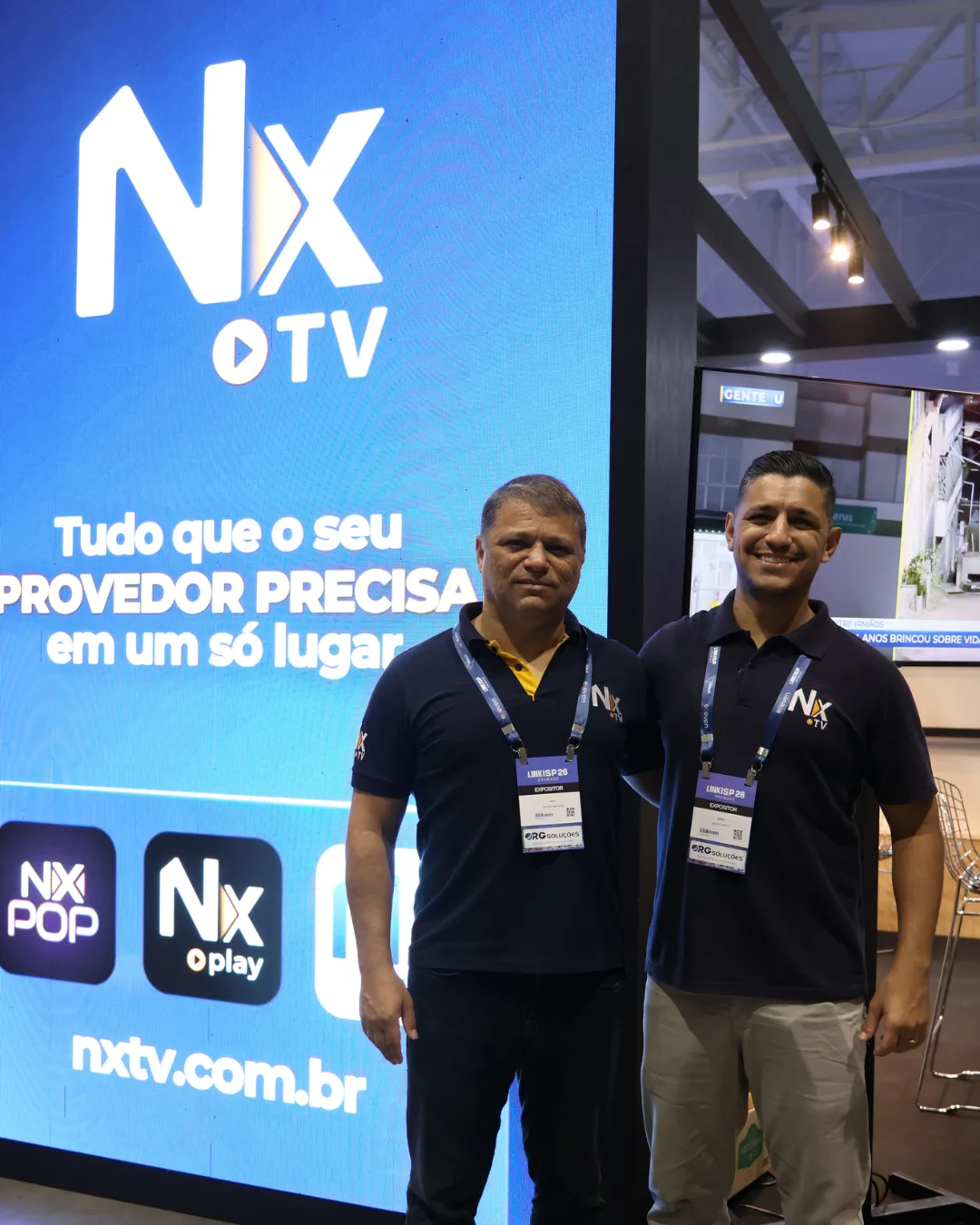 Integrantes da equipe NXTV no estande durante o LinkISP