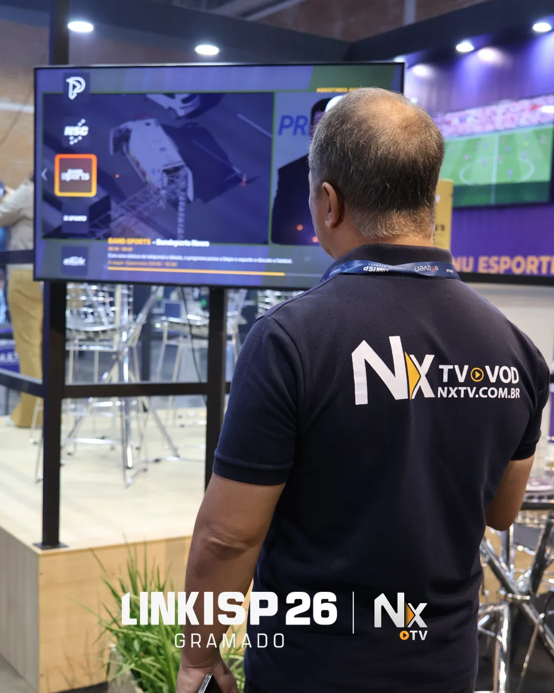 Visitante acompanha a experiência de esportes da NXTV no estande