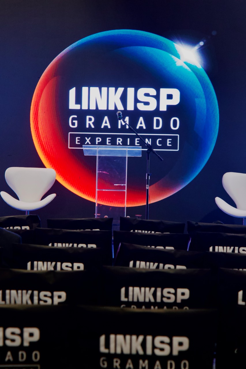 Palco do LinkISP Gramado Experience com a identidade visual do evento